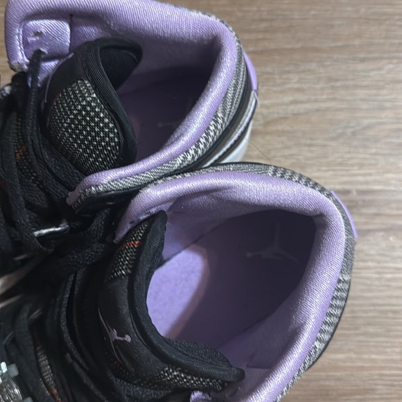 Air Jordan 1 Mid SE GS “Houndstooth “ - Picture 5 of 9